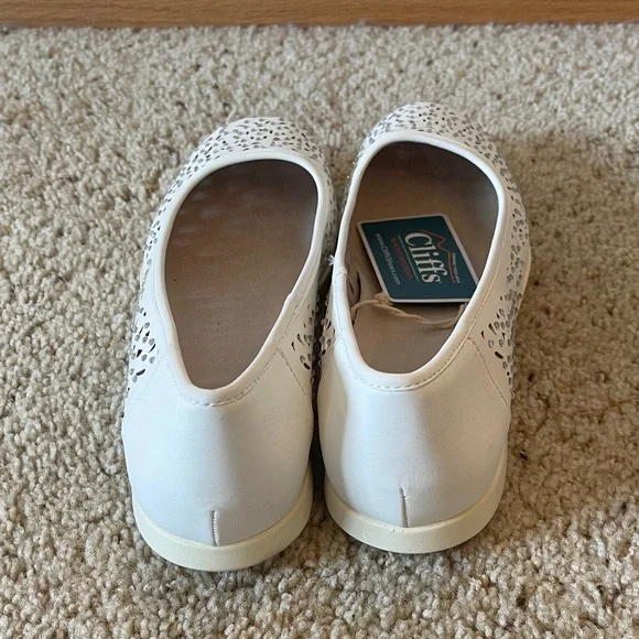 Cliffs Women's Cream Laser-Cut Ballet Flats Size 10 - Picture 3 of 5